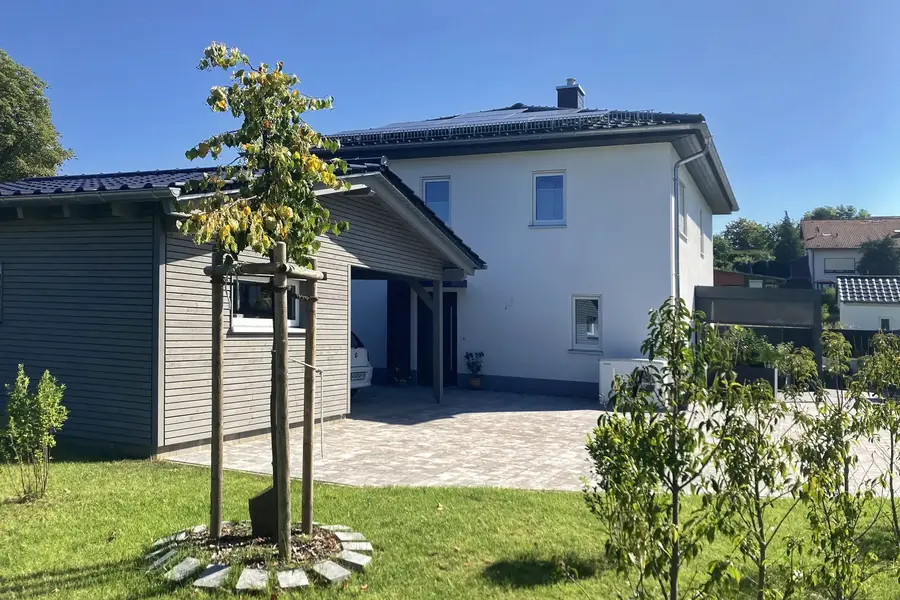 Urban& Hauptruck - großes Haus mit Carport und Nebengebäude